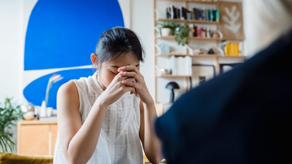 悩んでいる人の写真