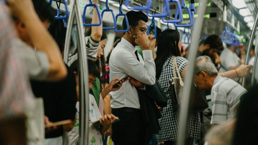 電車で立っている人の写真